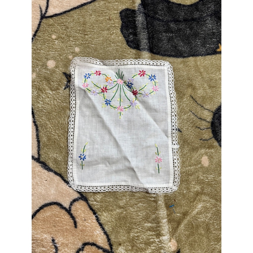 Vintage Embroidered Linen Table hanky Doily with Crochet Lace Trim‎